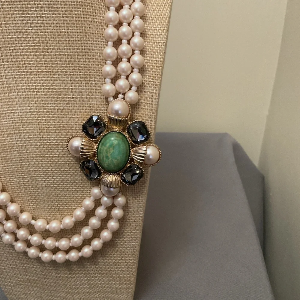 Elegant Pearl Necklace with Green and Gold Accents - Picture 2 of 3